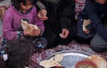 FOTO: Kisah Rabaya, Keluarga Palestina yang Pilih Bertahan dan Menikmati Buka Puasa Ramadan Dikelilingi Bangunan Hancur di Rafah