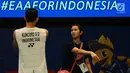 Pebulutangkis Indonesia, Sony Dwi Kuncoro (kiri) menerima arahan saat laga melawan pemain Jepang Kazumasa Sakai di kualifikasi Indonesia Open 2017 di Jakarta Convention Centre, Senin (12/6). Sony kalah 13-21, 16-21. (Liputan6.com/Helmi Fithriansyah)