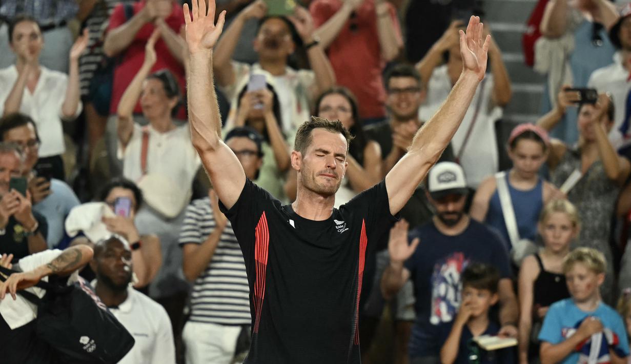 Murray kemudian bergerak dan melambaikan tangan ke seluruh tribun sebelum pergi ke ruang ganti. (CARL DE SOUZA / AFP)