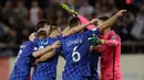 Pemain Kroasia merayakan kemenangan atas Yunani seusai laga leg kedua play-off Piala Dunia 2018, di Stadion Karaiskakis, Senin (13/11). Meski bermain imbang, Kroasia tetap lolos ke putaran final berkat keunggulan agregat 4-1. (AP/Thanassis Stavrakis)