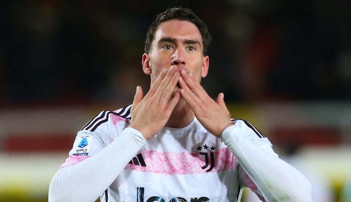 Penyerang Juventus Dusan Vlahovic melakukan selebrasi setelah mencetak gol pertama untuk timnya saat pertandingan sepak bola Serie A Italia melawan US Lecce di Stadion Via Del Mare, Lecce pada 21 Januari 2024. (CARLO HERMANN/AFP)