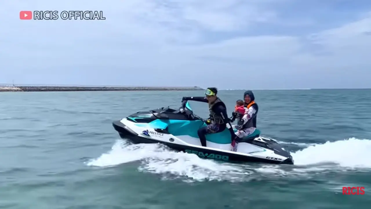 6 Potret Ria Ricis dan Teuku Ryan Ajak Baby Moana Naik Jetski, Dihujat Netizen