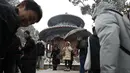 Suhu diperkirakan akan turun tajam setelah salju turun, dengan suhu terendah mendekati -18 derajat Celcius (0 derajat Fahrenheit) yang diperkirakan akan terjadi di Beijing pada akhir pekan. (AP Photo/Ng Han Guan)
