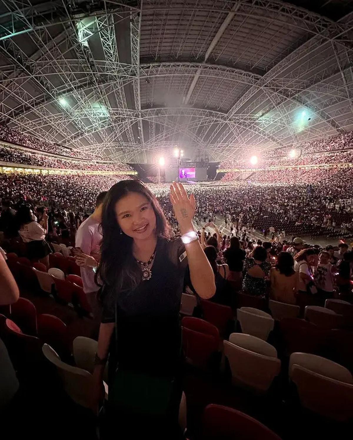6 Potret Felicia Tissue Kenang Konser Taylor Swift di Singapura, Tepat Setahun Lalu