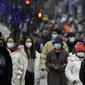 Pembeli yang mengenakan masker memadati Oxford Street, jalan perbelanjaan tersibuk di Eropa, di London, Kamis (23/12/2021). Meskipun pandemi covid-19, salah satu pusat perbelanjaan di London tersebut begitu ramai menjelang Natal. (AP Photo/Frank Augstein)