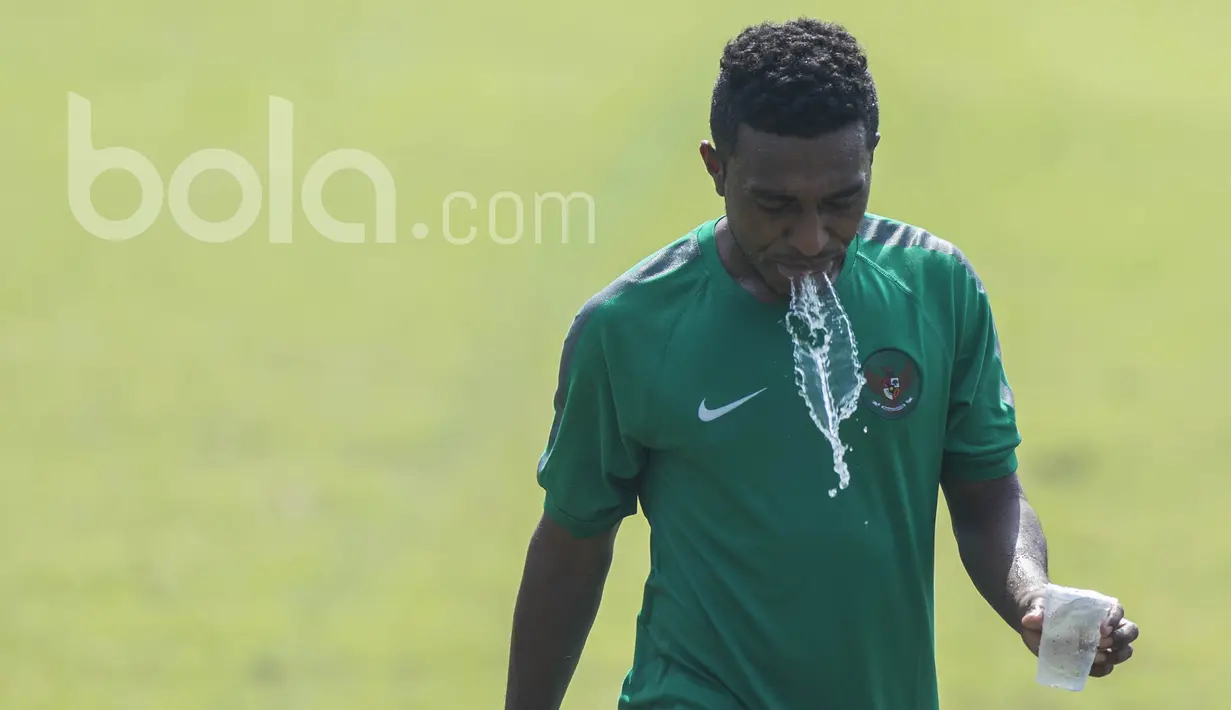 Gelandang Borneo FC, Terens Puhiri, melepas dahaga usai mengikuti seleksi Timnas Indonesia U-22 di Lapangan SPH Karawaci, Banten, Kamis (9/3/2017). (Bola.com/Vitalis Yogi Trisna)