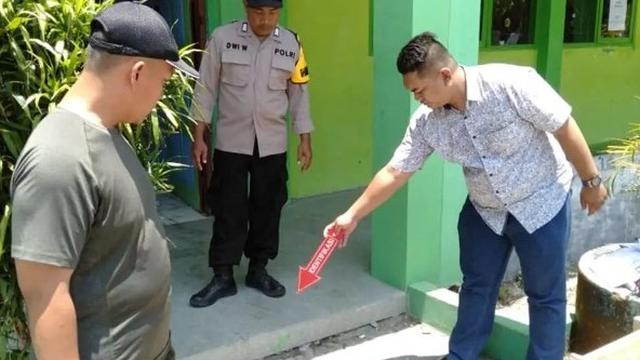 Polisi melakukan olah TKP siswa MA bacok guru di Demak. (Istimewa)