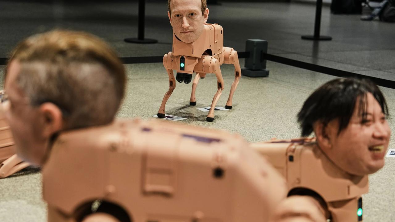 FOTO: Robot Anjing Berwajah Tokoh Dunia Hadirkan Kritik AI di Galeri Berlin