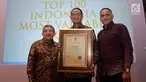 Direktur Komunikasi Lippo Group Danang Kemayan Jati berpose bersama Managing Director Brand Finance Asia Pasific Samir Dixit dan Pemimpin Umum Majalah SWA Kemal Efendi Gani usai menerima penghargaan Indonesia's Top 100 Most Valuable Brands 2019, Jakarta, Rabu (12/6/2019). (Liputan6.com/Johan Tallo)