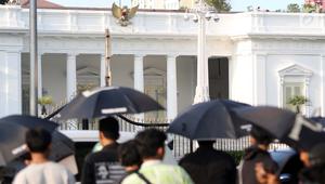Peserta aksi Kamisan saat aksi di kawasan Silang Monas depan Istana Negara, Jakarta, Kamis (14/2). Seiring aksi Kamisan, JSKK meminta komitmen pemerintah untuk menyelesaikan kasus pelanggaran HAM masa lalu. (Liputan6.com/Helmi Fithriansyah)