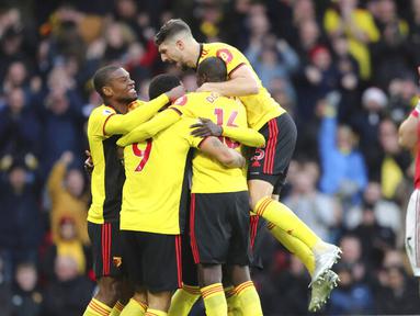 Para pemain Watford merayakan gol yang dicetak oleh Ismaila Sarr ke gawang Manchester United pada laga Premier League 2019 di Stadion Vicarage Road, Minggu (22/12). Watford menang 2-0 atas Manchester United. (AP/Petros Karadjias)