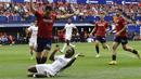 Pemain Real Madrid, Vinicius Junior, terjatuh saat berebut bola dengan pemain Osasuna, Alejandro Catena, pada laga pekan ke-29 La Liga 2023/2024 di Stadion El Sadar, Sabtu (16/03/2024). (AP Photo/Alvaro Barrientos)
