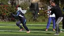 Pelatih, Mahmoud Tafesh, mengajari sekelompok wanita Palestina selama sesi latihan bisbol di Khan Younis, Jalur Gaza, 19 Maret 2017. Sekelompok wanita muda muslim mencoba olahraga bisbol sebagai hiburan. (AP Photo/Khalil Hamra)