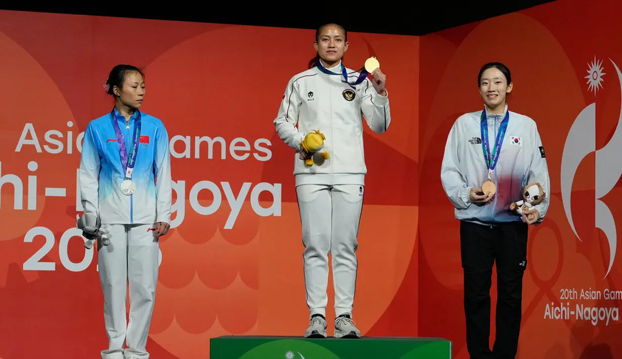 Peraih medali emas Desak Made Rita Kusuma Dewi dari Indonesia (tengah) berpose di podium bersama peraih medali perak Deng Lijuan dari China (kiri) dan peraih medali perunggu Jeong Ji-min dari Korea Selatan pada upacara penyerahan medali final nomor speed putri Asian Games 2026 di Nagoya, Jepang, Rabu (30/9/2026). (AP Photo/Dita Alangkara)