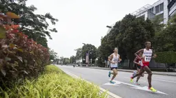 Pelari Indonesia, Agus Prayogo, berlari saat tampil pada nomor marathon SEA Games di Putrajaya, Kuala Lumpur, Sabtu (19/8/2017). Agus meraih medali perak dengan waktu dua jam 27 menit 16 detik. (Bola.com/Vitalis Yogi Trisna)