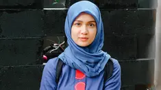 Wanita yang dulu dikenal dengan nama Dea Imut ini memang punya gaya penampilan yang fashionable. Di beberapa momen, Dea Annisa tampil anggun dan memesona dalam balutan hijab. Kali ini mengenakan hijab berwarna biru yang senada dengan pakaiannya. (Liputan6.com/IG/deaaannisa)