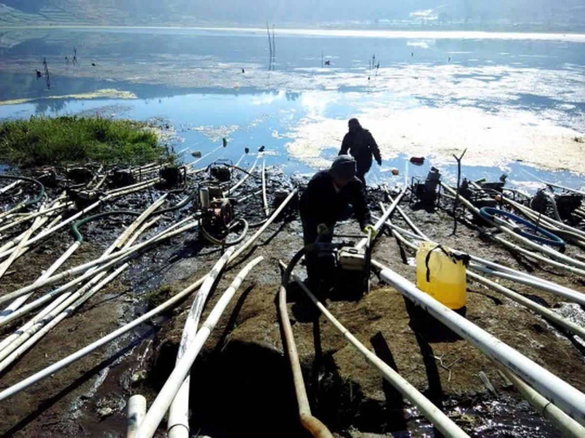 Kekeringan, petani kentang Dieng sedot air Telaga Merdada
