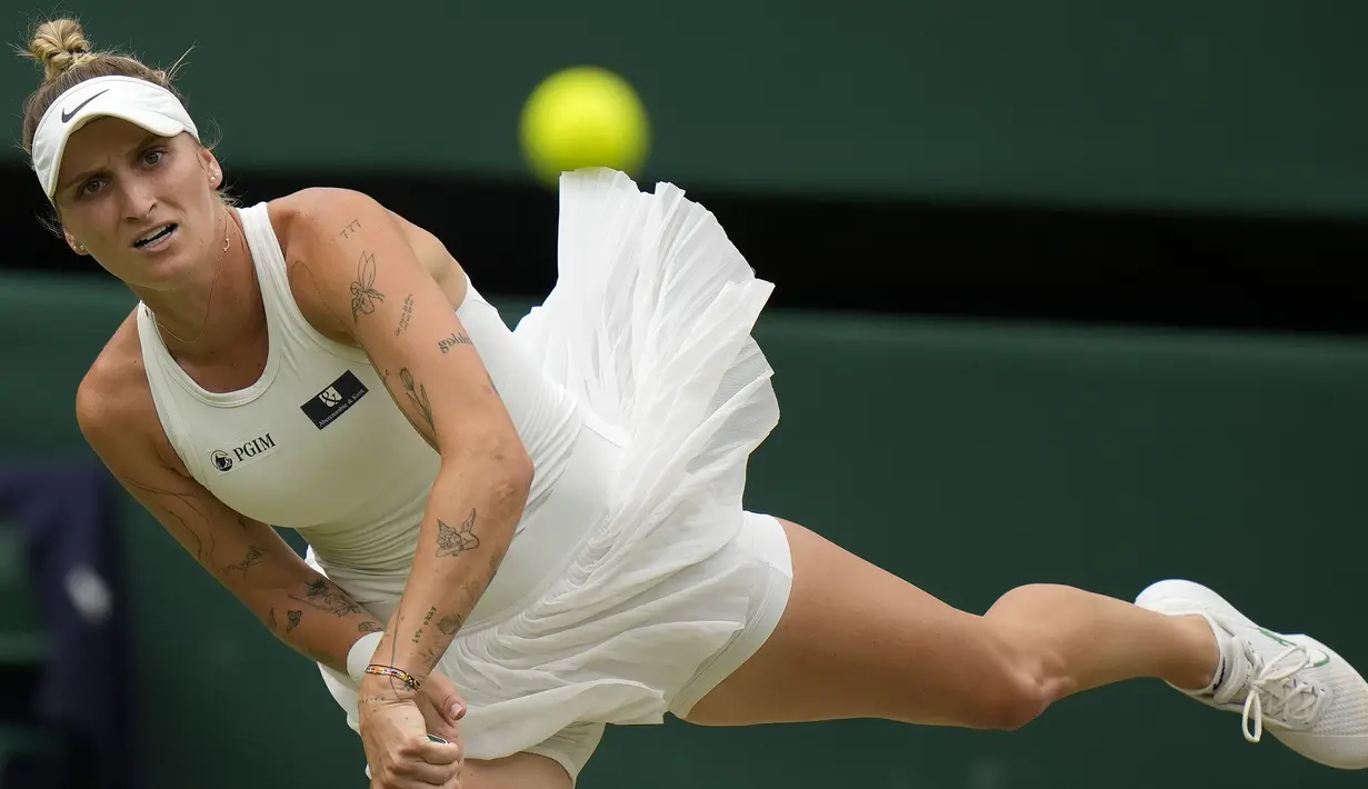 Petenis tunggal putri Republik Ceska, Marketa Vondrousova melepaskan serve saat menghadapi petenis Tunisia, Ons Jabeur pada laga final turnamen tenis Wimbledon 2023 di All England Lawn and Tennis Club, London, Sabtu (16/7/2023) malam WIB. (AP Photo/Alastair Grant)