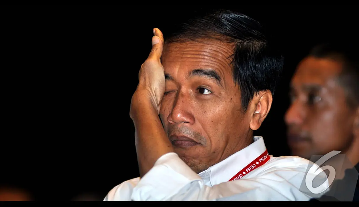 Jokowi terlihat mengusap matanya saat menghadiri Rakornas II Projo di hotel Whiz Kelapa Gading, Jakarta, Sabtu (23/08/2014) (Liputan6.com/Miftahul Hayat)