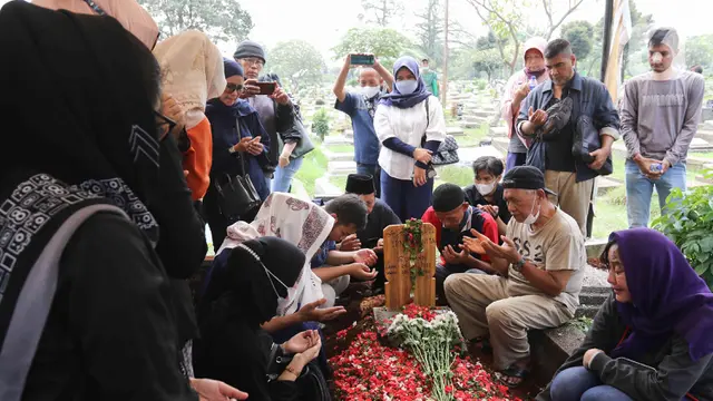 Suasana Pemakaman Jenazah Rini S Bon Bon di TPU Kawi Kawi