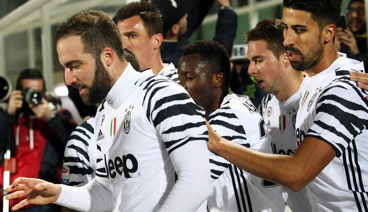 Para pemain Juventus merayakan gol yang dicetak Gonzalo Higuain ke gawang Crotone pada laga Liga Italia di Stadion Ezio Scida, Italia, Rabu (8/2/2017). Juventus menang 2-0 atas Crotone. (EPA/Albano Angilletta)