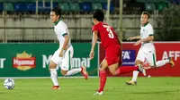 Striker Timnas Indonesia U-19, Hanis Saghara, menggiring bola saat melawan Filipina U-19 pada laga Piala AFF U-18 di Stadion Thuwunna, Myanmar, Kamis (7/9/2017). Indonesia unggul 5-0 pada babak pertama. (Liputan6.com/Yoppy Renato)