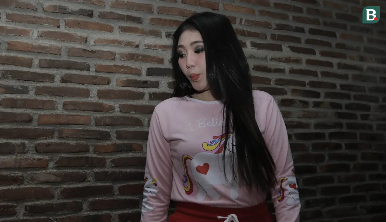 Penyanyi dangdut, Via Vallen, usai jumpa pers di Studio Toha, Ciputat, Rabu, (06/6/2018). Via Vallen akan menyanyikan lagu yang bertajuk Meraih Bintang pada Asian Games 2018. (Bola.com/M Iqbal Ichsan)