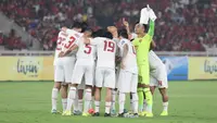 Para pemain starting XI Timnas Indonesia berdoa sebelum dimulainya pada laga terakhir Grup F putaran kedua kualifikasi Piala Dunia 2026 Zona Asia di Stadion Utama Gelora Bung Karno (SUGBK) Senayan, Jakarta, Selasa (11/6/2024). (Bola.com/M Iqbal Ichsan)