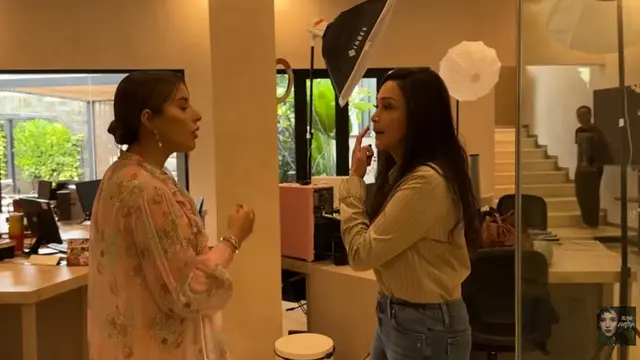 Potret Rumah Maia Estianty yang Disulap Jadi Kantor (YouTube/Tasya Farasya)