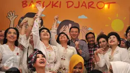 Cagub dan Cawagub DKI Jakarta Basuki Tjahya Purnama dan  Djarot Saiful Hidayat foto bersama saat deklarasi relawan perempuan Badja Darma di Jakarta, (23/10). Relawan perempuan juga meresmikan rumah pemenangan Ahok-Djarot di Dharmawangsa. (Liputan6.com)
