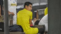 Pemain Arema, Hanif Sjahbandi, mengalami cedera saat sesi latihan tim, di lapangan futsal SM, Malang, Rabu (30/6/2021). (Bola.com/Iwan Setiawan)