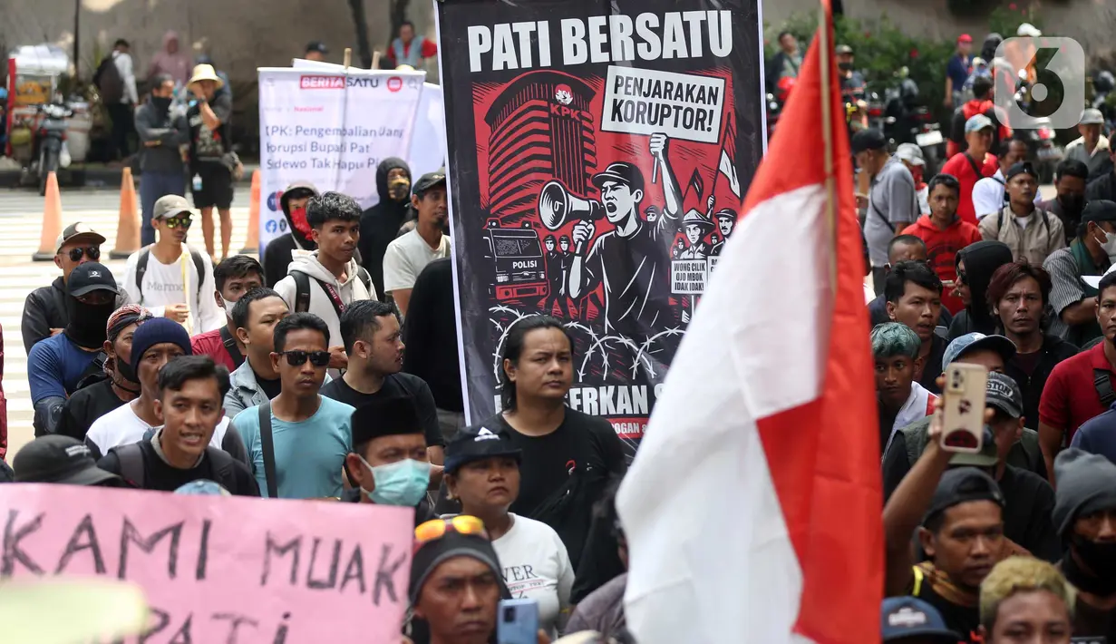 Aliansi Masyarakat Pati Bersatu mendesak KPK segera menuntaskan penyidikan kasus yang menjerat Bupati Pati, Sudewo. (Liputan6.com/Helmi Fithriansyah)