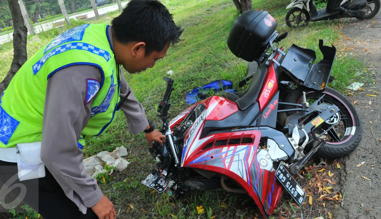 Petugas memeriksa sepeda motor yang terlibat kecelakaan, di Pull WK Polres Soetta, Kota Tangerang, Kamis (10/3). Sepeda motor itu hancur akibat ditabrak mobil yang dikemudikan anak Gubernur Banten Rano Karno, Rakha Widyarma. (Liputan6.com/Faisal R Syam)