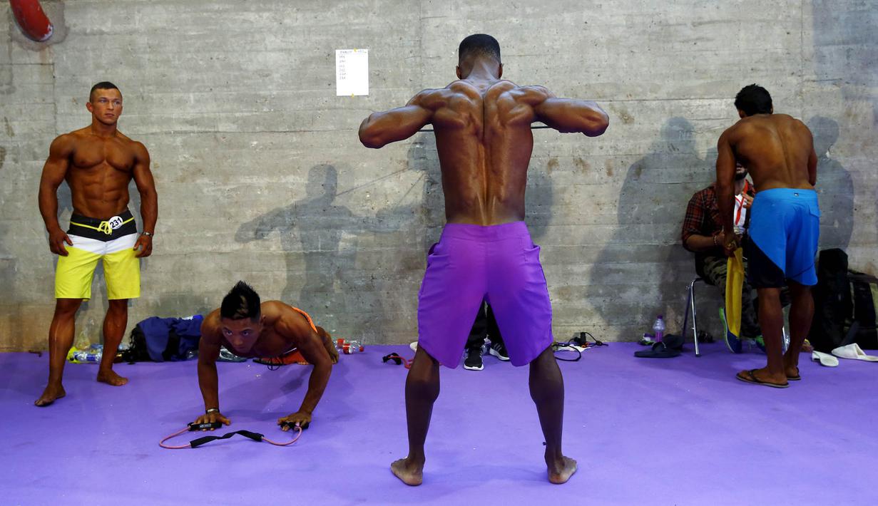 Pemanasan dilakukan para binaragawan jelang kontes Arnold Classic Europe di Madrid, Spanyol, Jumat (25/9/2015). (Reuters/Susana Vera)