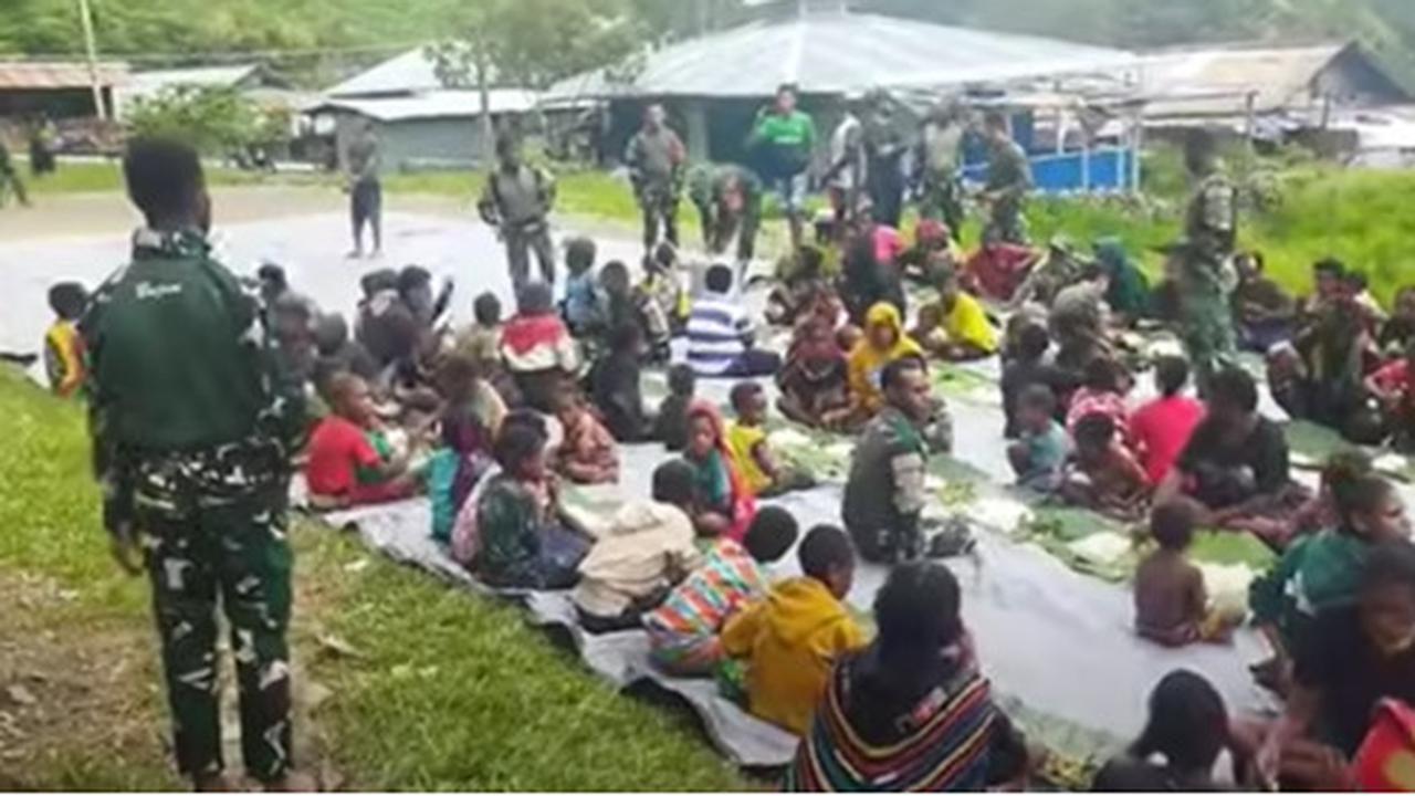 Diungkap sang pemilik video, ada masyarakat yang datang ke lokasi dari berbagai daerah. Mulai dari masyarakat yang tinggal di ketinggian hingga lembah nampak berdatangan dengan begitu antusias.