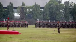 Panglima TNI Marsekal Hadi Tjahjanto saat memimpin upacara peringatan HUT ke-67 Kopassus di Markas Kopassus, Cijantung, Jakarta, Rabu (24/4). Pasukan Kopassus adalah prajurit pilihan. Prajurit yang ditempa dengan berbagai latihan, tantangan, dan medan pertempuran. (Liputan6.com/Faizal Fanani)