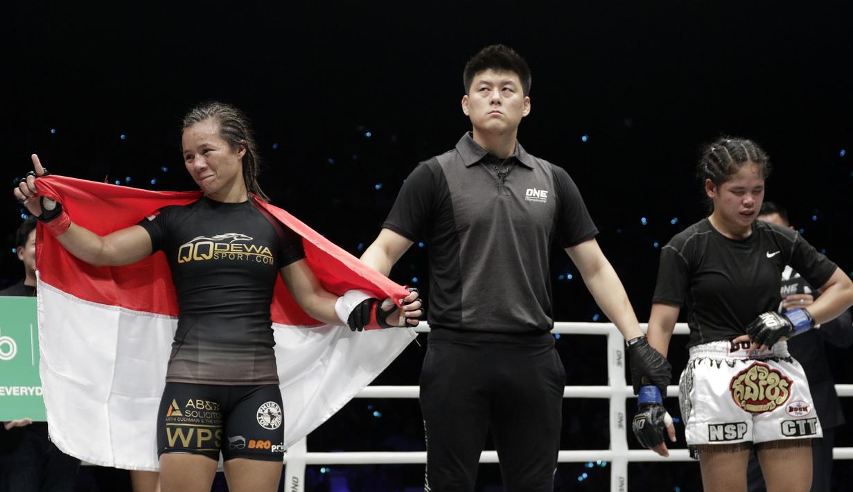 Petarung Indonesia, Priscilla Lumban Gaol, berhasil mengalahkan petarung Kamboja, Nou Srey Pov, pada laga ONE Championship di Istora Senayan, Jakarta, Jumat (3/5). Priscilla menang mutlak atas lawannya. (Bola.com/Yoppy Renato)