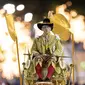 Raja Thailand Maha Vajiralongkorn diarak menggunakan tandu keliling Kota Bangkok, Thailand, Minggu (5/5/2019). Maha Vajiralongkorn resmi menjabat Raja Thailand menggantikan Raja Bhumibol Adulyadej yang meninggal dunia. (AP Photo/Wason Wanichorn)