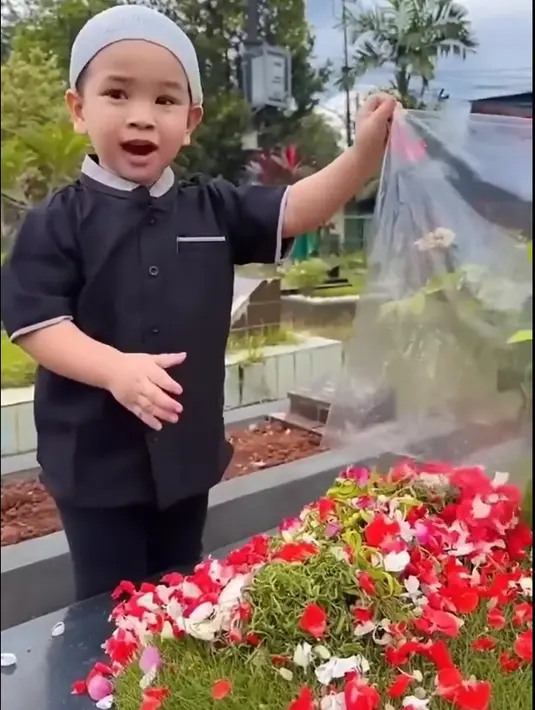 "Nggak gitu Gala Sky. Oh my God," kata Fuji melihat keponakannya menuangkan bunganya. [TikTok/dianaalstri22]