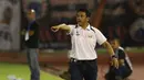 Pelatih Mitra Kukar, Jafri Sastra (2kanan) memberikan Instruksi kepada para pemainnya Pada laga Piala Jenderal Sudirman grup D di Stadion Manahan, Solo, Sabtu (12/12/2015). (Bola.com/Nicklas Hanoatubun)