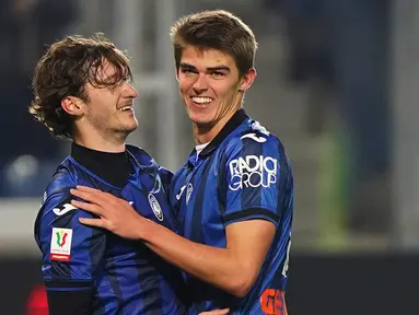 Pemain Atalanta Aleksey Miranchuk dan Charles De Ketelaere (kanan) merayakan setelah mencetak gol ke gawang Sassuolo pada pertandingan sepak bola babak 16 besar Coppa Italia di Stadion Gewiss, Bergamo, Italia, Rabu (3/1/2024). (Spada/LaPresse via AP)