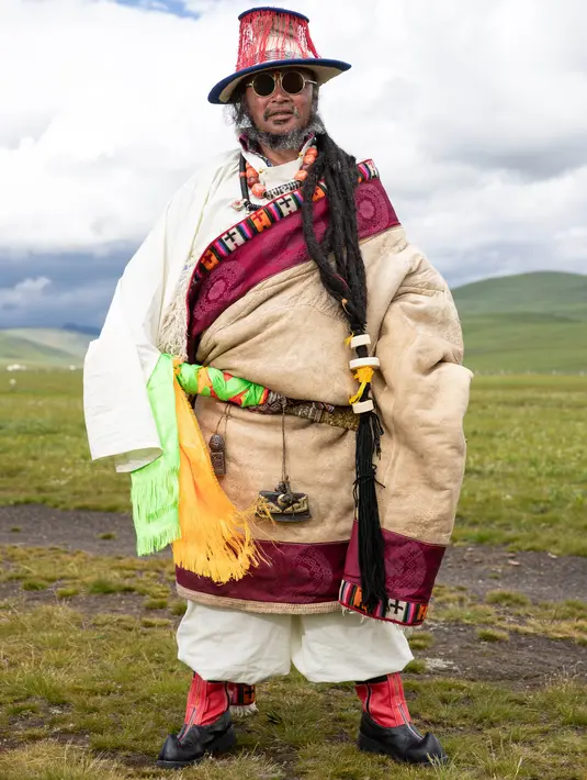 Seorang pria mengikuti peragaan busana Tibet di padang rumput Zhaqingtang di Wilayah Sertar, Provinsi Sichuan, China barat daya (7/8/2020). (Xinhua/Jiang Hongjing)
