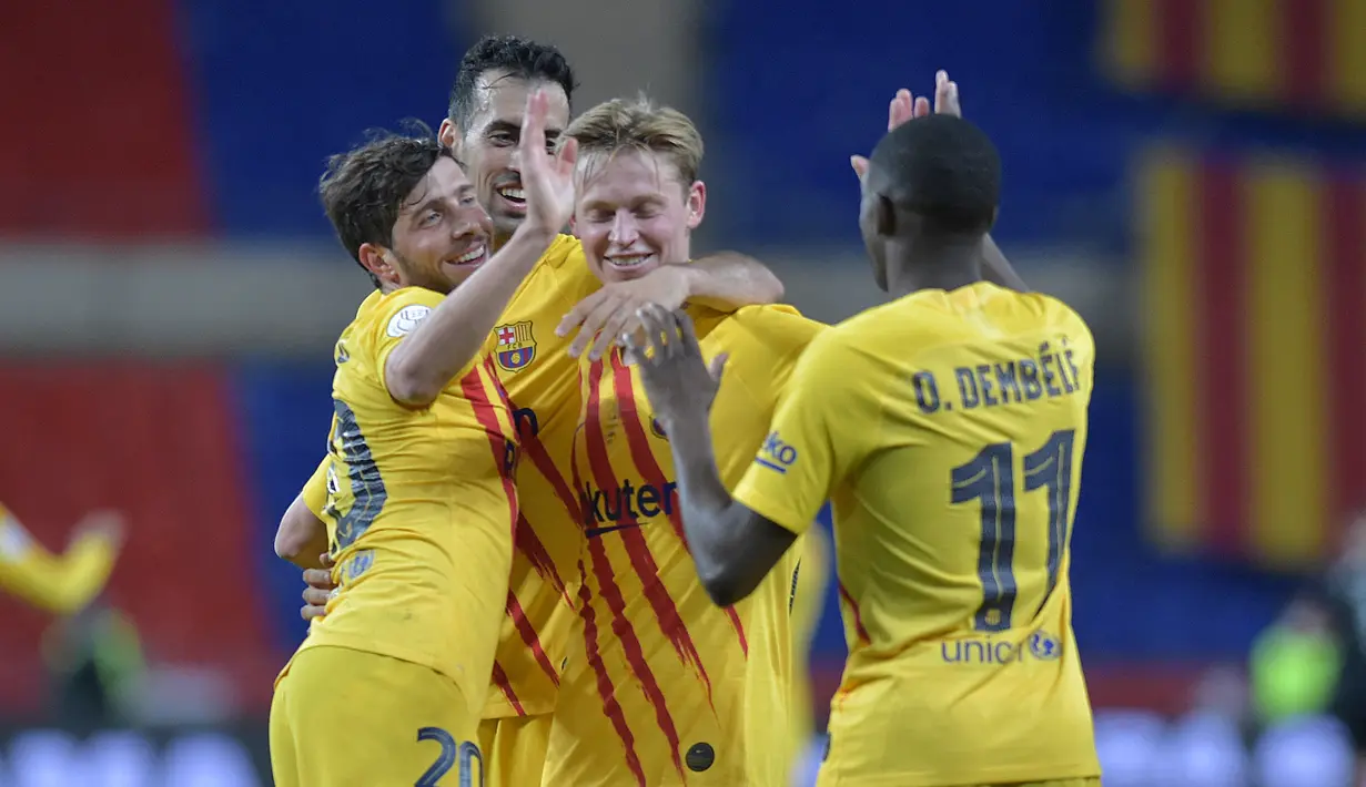 Pemain Barcelona,  Sergi Roberto, Sergio Busquets, Ousmane Dembele dan Frenkie De Jong merayakan kemenangan atas Athletic Bilbao pada final Copa del Rey Spanyol 2021 di stadion La Cartuja di Seville, Spanyol, Minggu (18/4/2021). Barcelona menang atas Athletic Bilbao 4-0. (CRISTINA QUICLER / AFP)