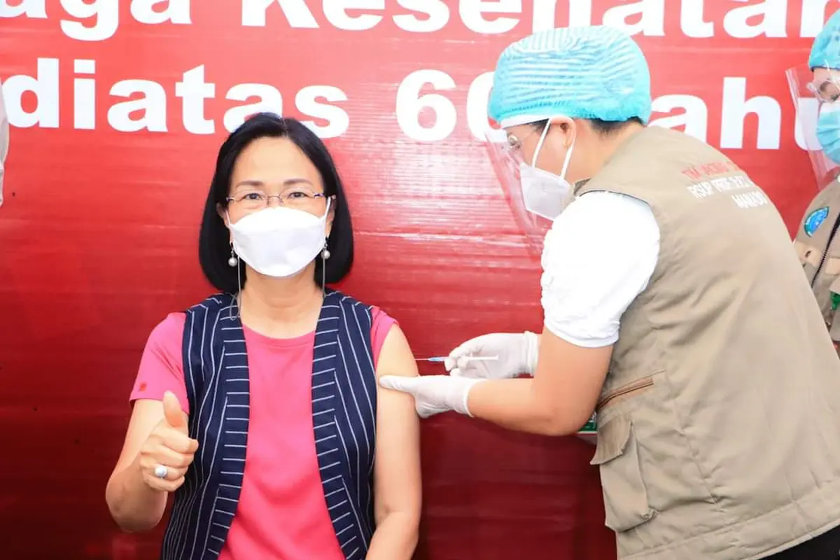 Rektor Universitas Sam Ratulangi Manado Ellen Joan Kumaat saat menjalani vaksinasi Covid-19. Tenaga pendidik dan kependidikan menjadi bagian dari pelayan publik yang menjadi sasaran program vaksinasi.