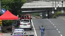 <p>Petugas memasang barikade di Tol Dalam Kota yang mengarah ke Tol Cikampek di Jakarta, Jumat (6/5/2022). Polda Metro Jaya memberlakukan penutupan akses menuju Tol Jakarta-Cikampek dari arah Tol Dalam Kota dan Tol Priok guna mengantisipasi terjadinya kepadatan lalu lintas pada arus balik Lebaran 2022. (Liputan6.com/Herman Zakharia)</p>
