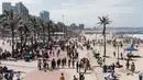 Ribuan wisatawan bersuka ria saat perayaan Tahun Baru di North Beach, Durban, Afrika Selatan, 1 Januari 2022. Pemerintah Afrika Selatan mencabut pembatasan COVID-19 dengan menghapus jam malam dari tengah malam hingga pukul 04.00. (Rajesh JANTILAL/AFP)