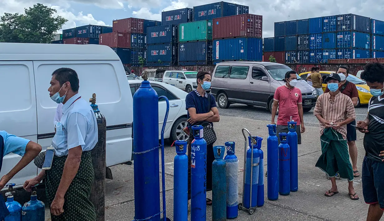 Gambar pada 14 Juli 2021 menunjukkan orang-orang menunggu di lokasi yang menyumbangkan oksigen secara gratis di Yangon, 14 Juli 2021. Mereka putus asa mencari oksigen untuk menjaga orang yang dicintai tetap bernapas ketika gelombang covid-19 menerjang negara yang dilanda kudeta itu (Ye Aung THU/AFP)