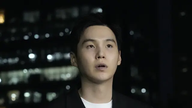 Suga BTS datang ke Kantor Polisi Yongsan pada 23 Agustus 2024. (AP Photo/Ahn Young-joon)