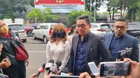 Fuji dan Sandy Arifin di Polres Metro Jakarta Selatan, Kamis (27/3/2025).