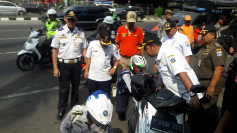 Suku Dinas Perhubungan Jakarta Selatan menggelar operasi parkir liar di titik lalu lintas yang akan dilewati para atlet Asian Games